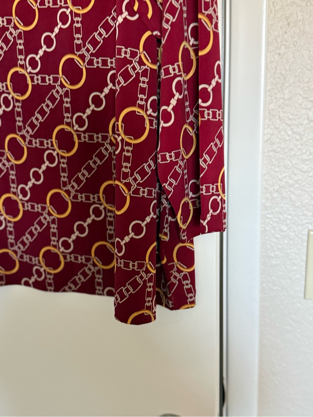 Susan Graver Burgundy Long Sleeve Liquid Knit Chain Pattern.Gold Zipper Shoulder - Picture 4 of 11